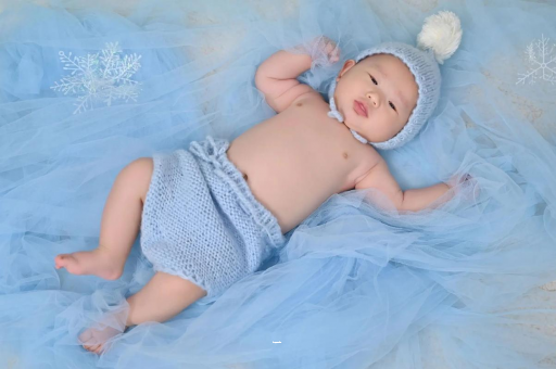 新野三个月宝宝挠耳朵 新野三个月宝宝挠耳朵